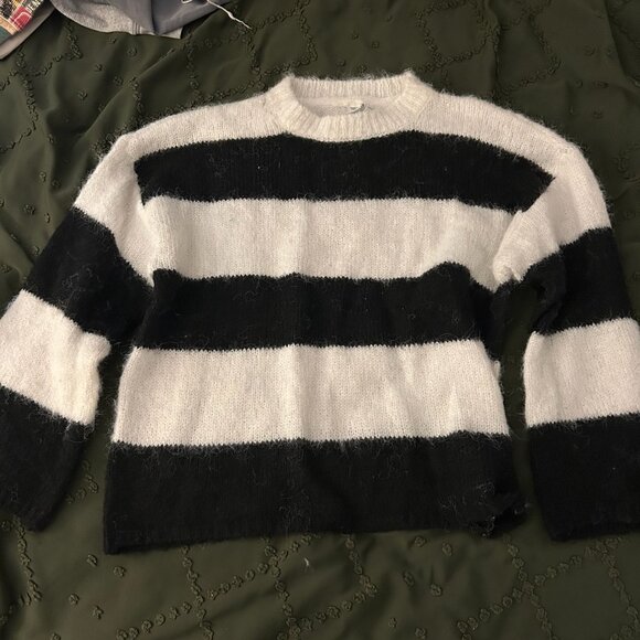 Black and White Sweater - Picture 1 of 3